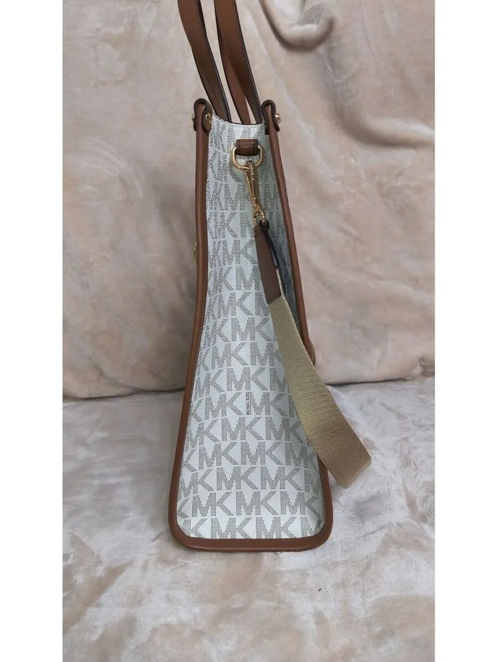 121. Michael Kors Large NS Logo Tote Vanilla/Cream/Tan
